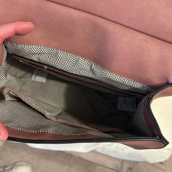 Jen & Co Boho Studded Tassel Crossbody Bag Mauve Vegan Leather Guitar Strap NWT - Picture 8 of 9